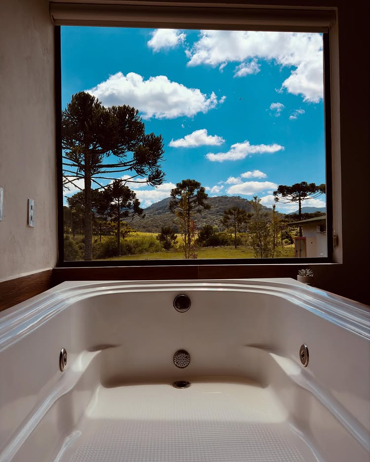 Banheira com vista para a serra