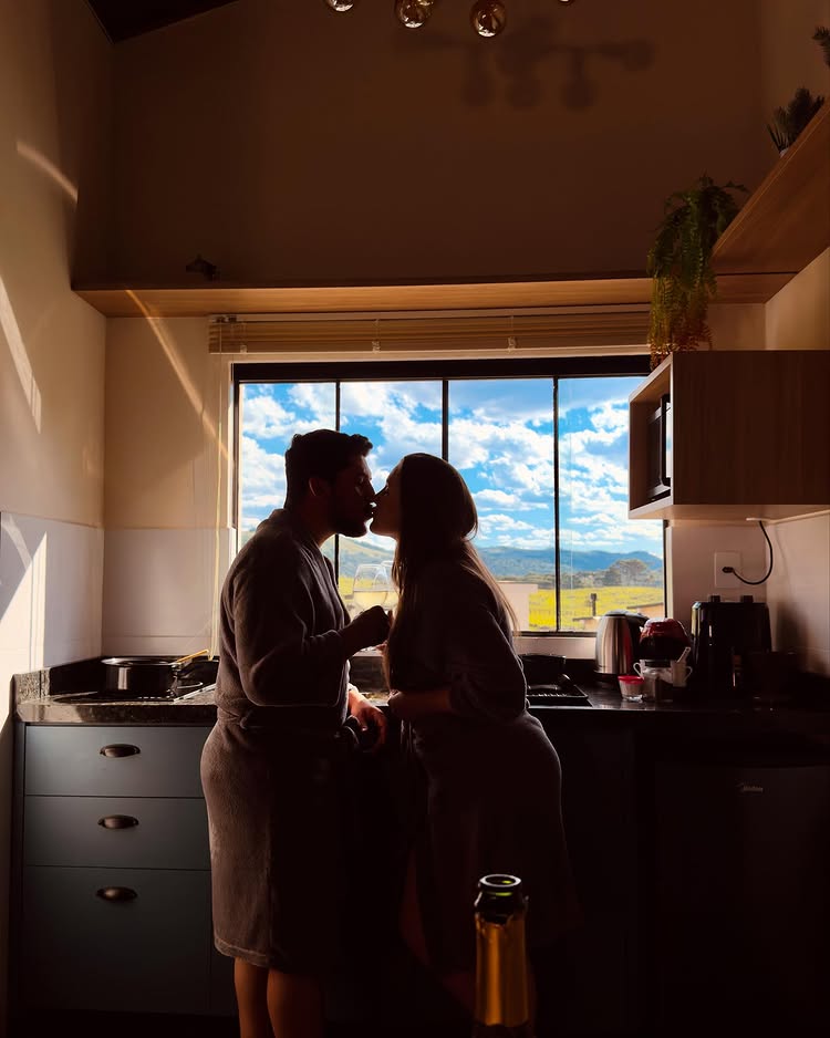 Casal brindando ao pôr do sol